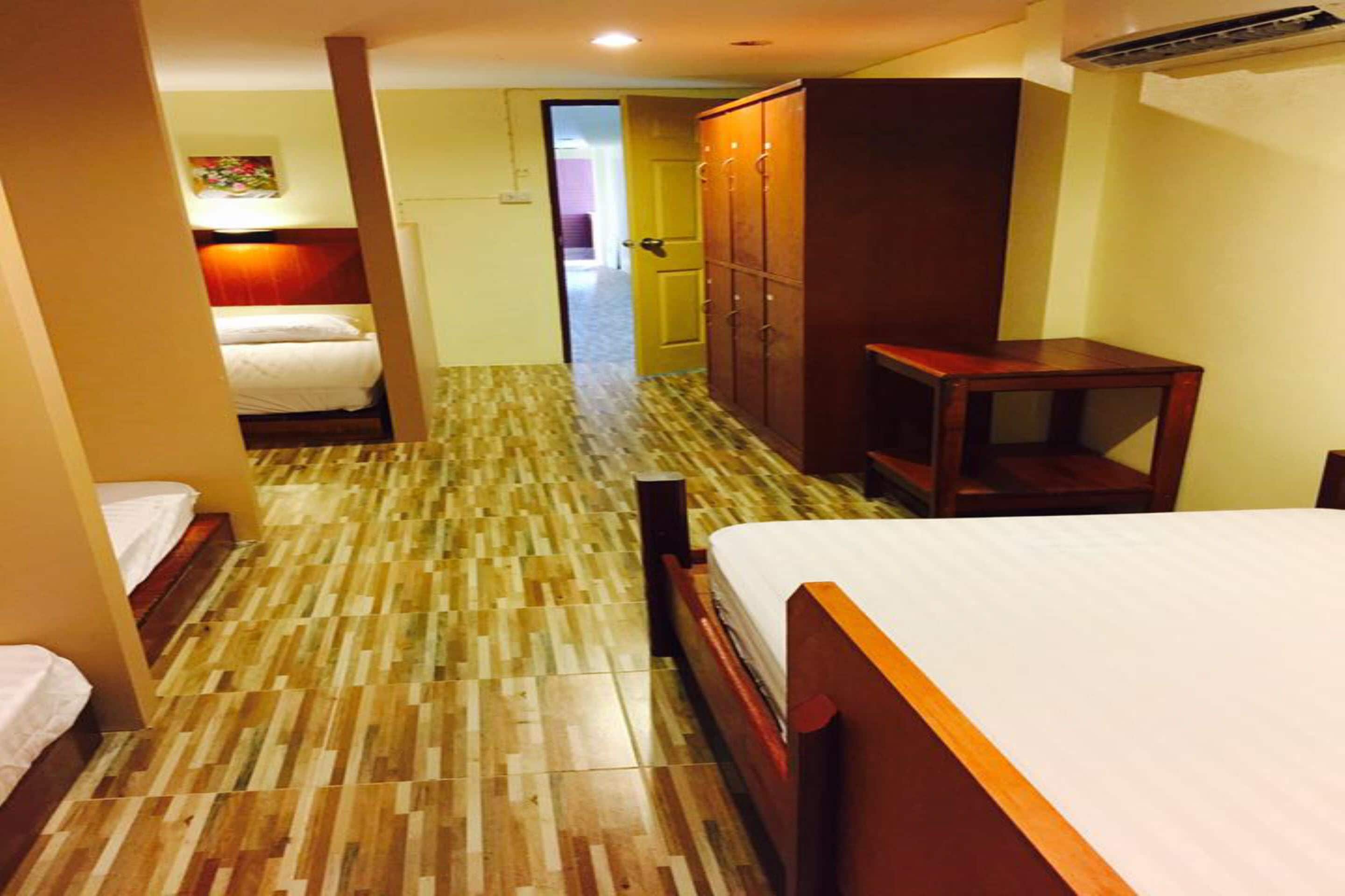 Mixed Dorm Single Bed Shared Bath | Soundproofing, free WiFi, bed sheets