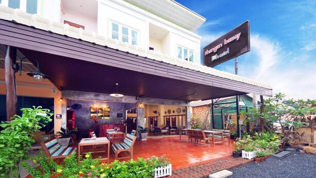 A restaurant with outdoor seating, a covered patio, and a sign indicating it is a restaurant. - Phangan Barsay Hostel (Ko Pha-ngan)