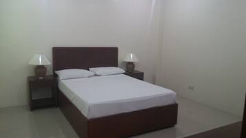 Desk, rollaway beds, free WiFi