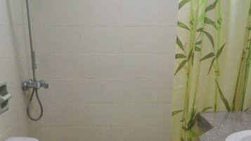 Shower, free toiletries, towels