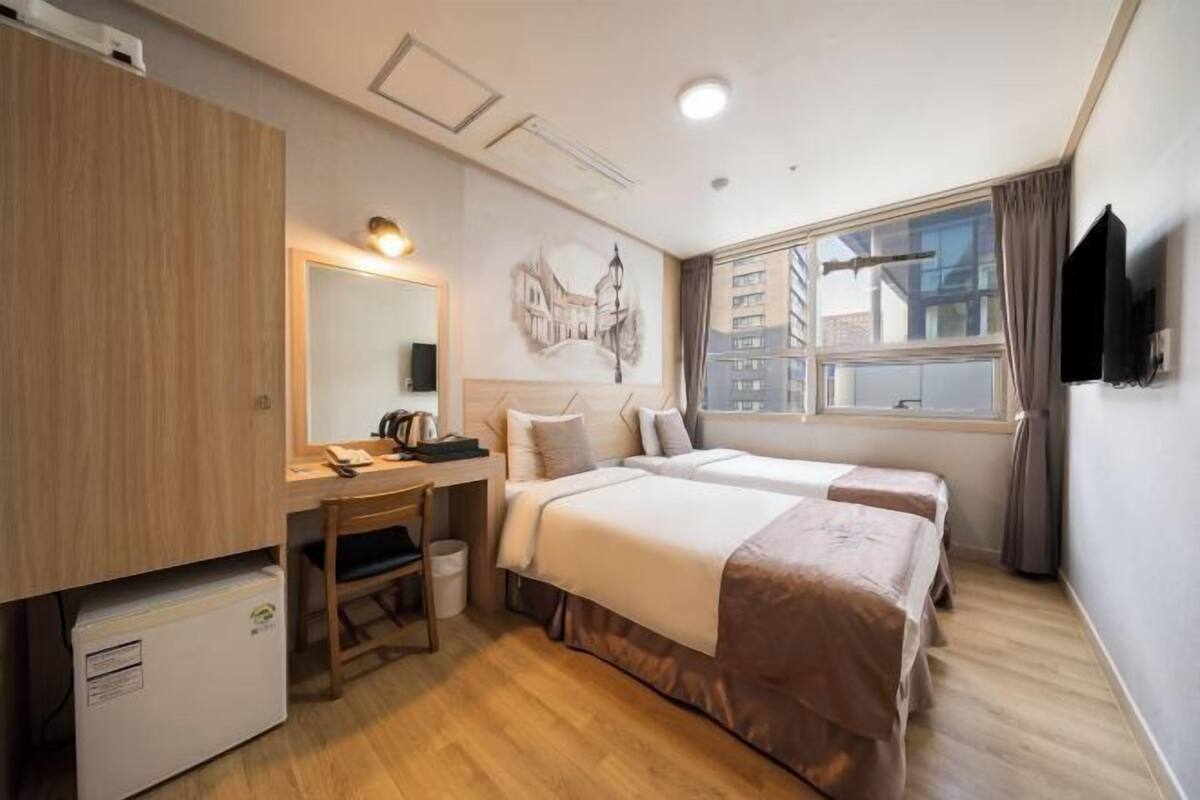 Minibar, desk, soundproofing, WiFi (free)