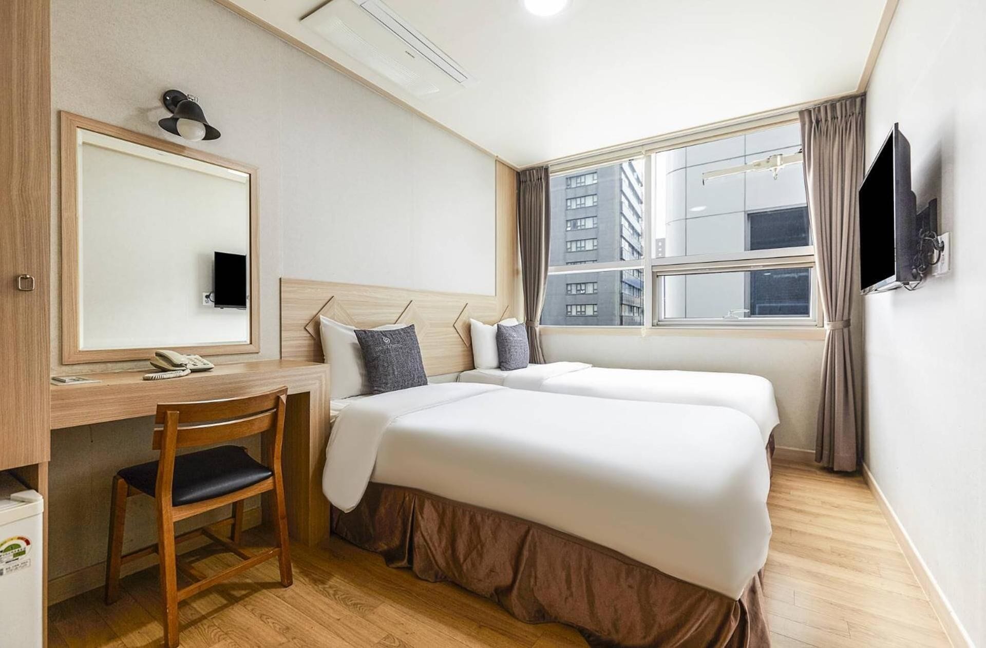 Minibar, escritorio, sistema de insonorización y wifi gratis 