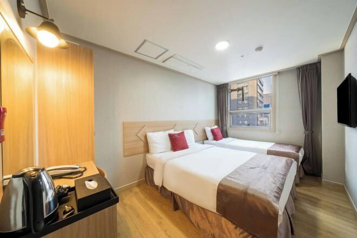 Minibar, desk, soundproofing, WiFi (free)