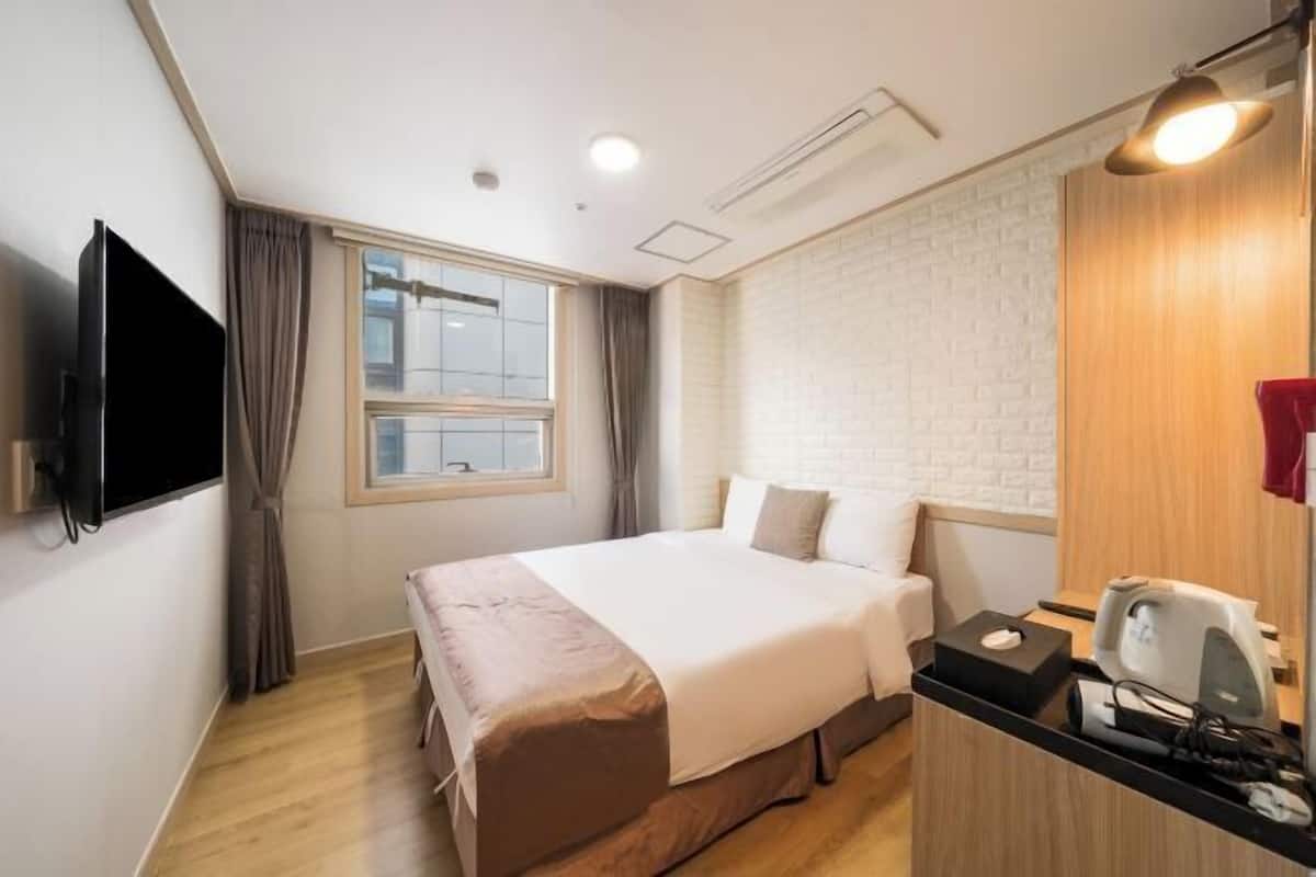 Minibar, desk, soundproofing, free WiFi