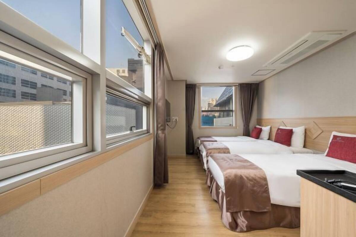 Minibar, desk, soundproofing, WiFi (free)