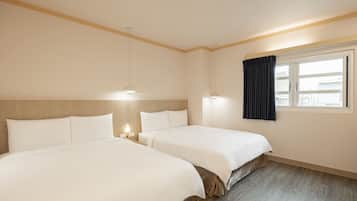 Comfort Quadruple Room | Desk, soundproofing, free WiFi