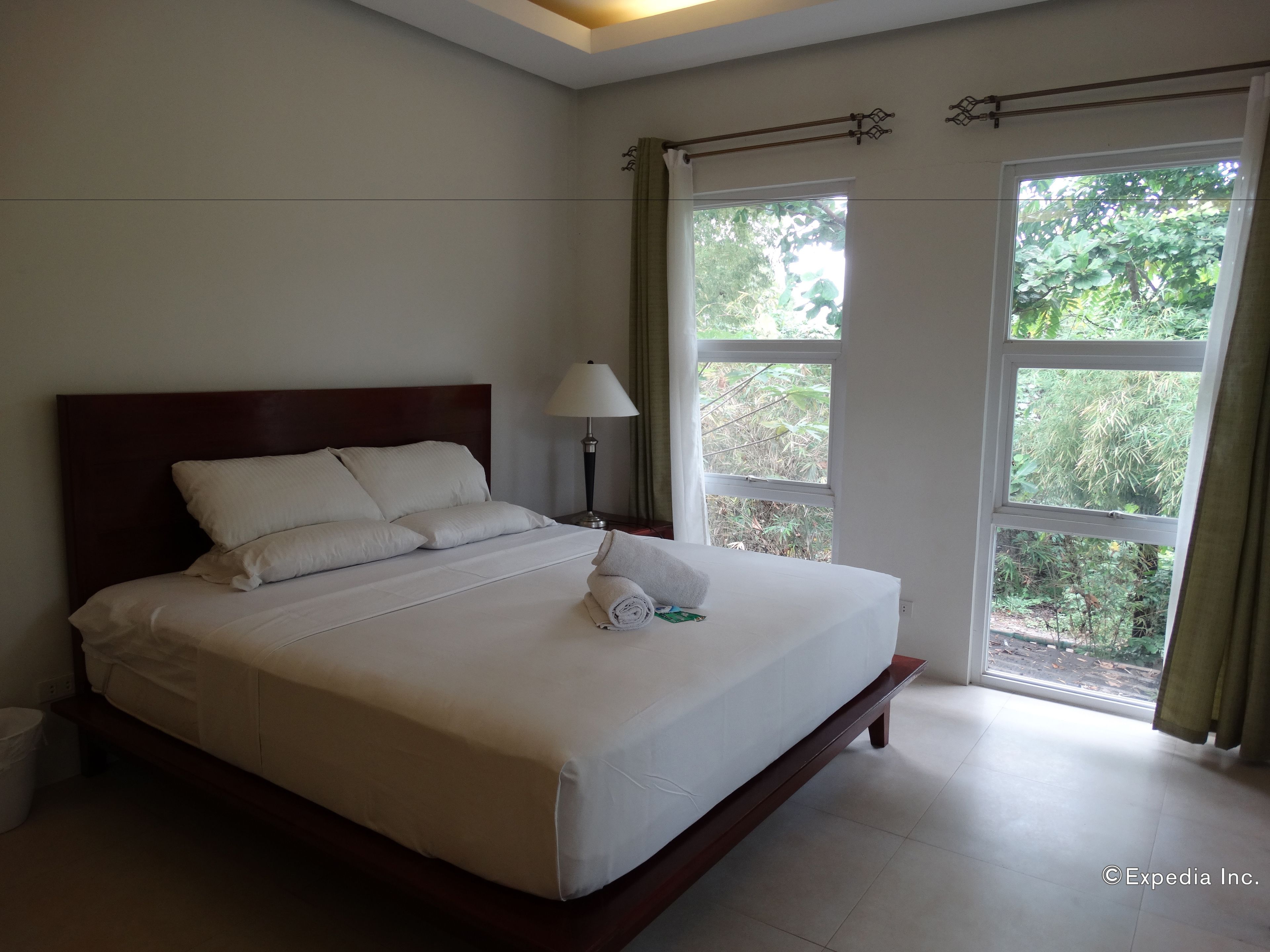Junior Suite | Desk, blackout curtains, rollaway beds, bed sheets