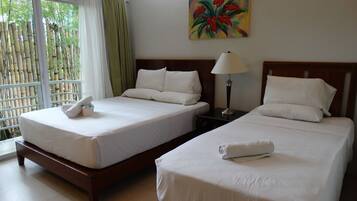 Kolmen hengen deluxe-huone | Työpöytä, pimennysverhot, lisävuoteet, vuodevaatteet