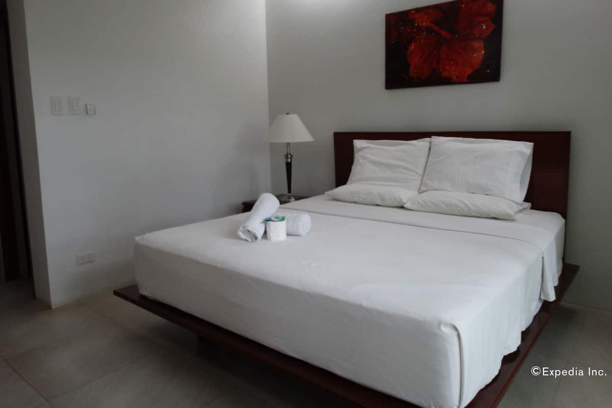 Deluxe kamer, 1 kingsize bed | Een bureau, verduisterende gordijnen, extra bedden, beddengoed