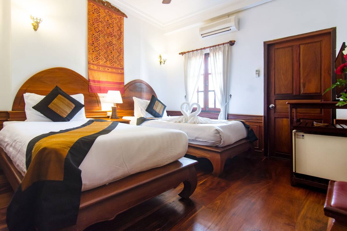 Superior Twin Room | Peralatan tempat tidur premium, bar mini, peti besi dalam bilik, meja 