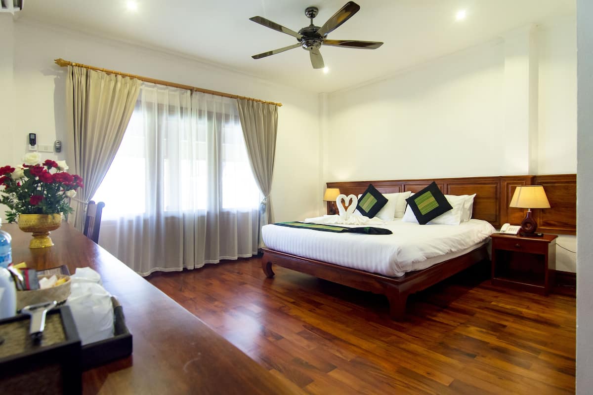 Deluxe Double Room, 1 Katil Raja (King) | Peralatan tempat tidur premium, bar mini, peti besi dalam bilik, meja 