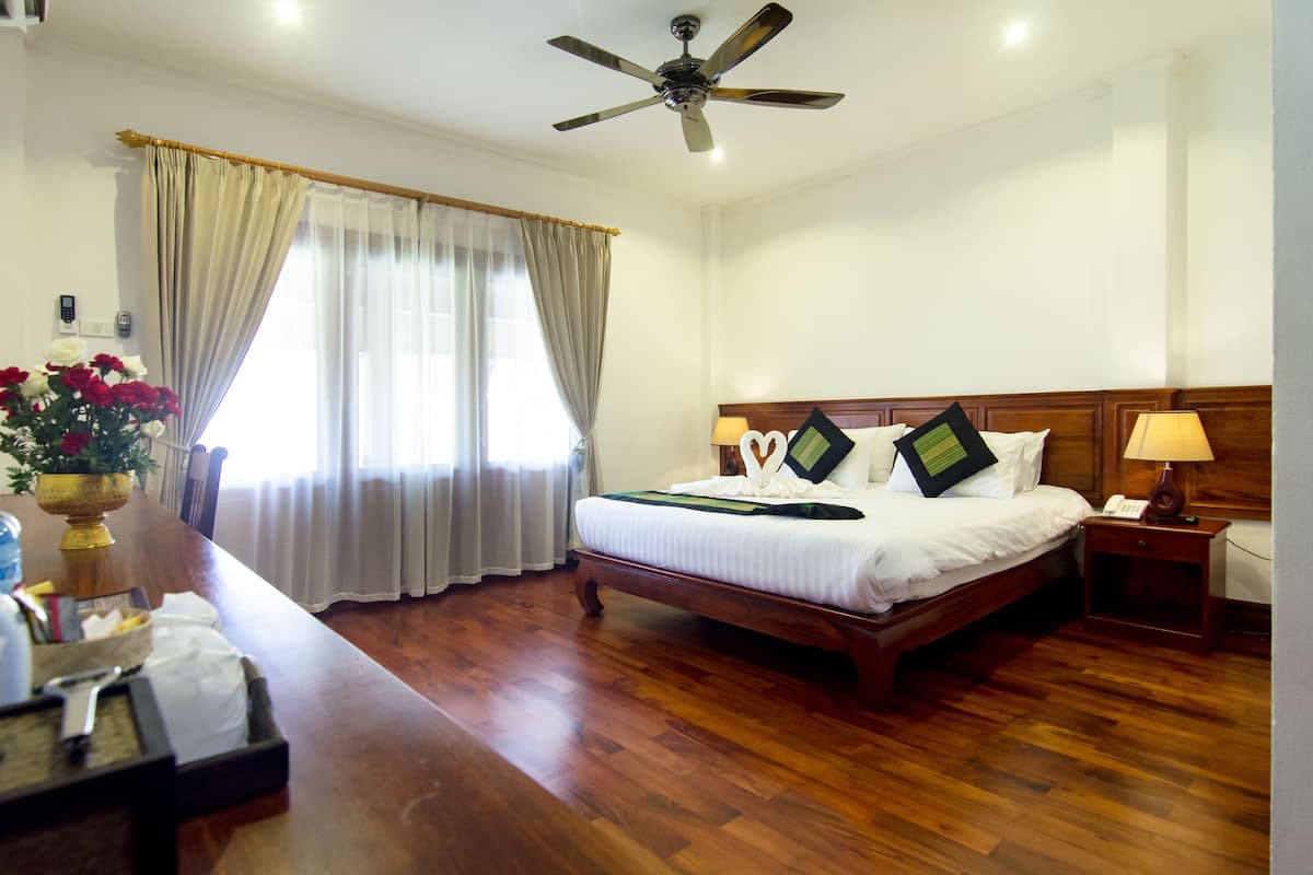 Deluxe Double Room, 1 King Bed | Premium bedding, minibar, in-room safe, desk