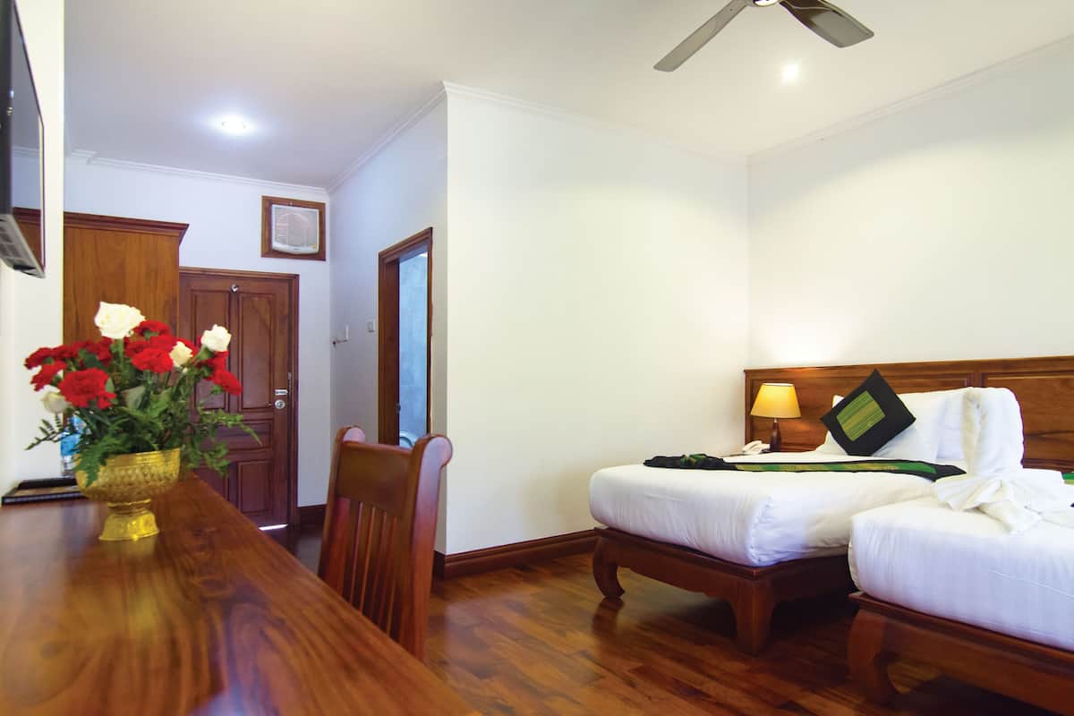 Deluxe Room, 2 Katil Bujang (Single) | Peralatan tempat tidur premium, bar mini, peti besi dalam bilik, meja 