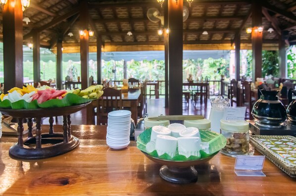 Frühstück (6 USD pro Person)