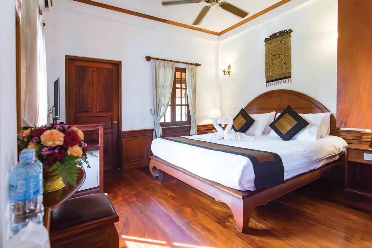 Superior Double Room, 1 Katil Raja (King) | Peralatan tempat tidur premium, bar mini, peti besi dalam bilik, meja 