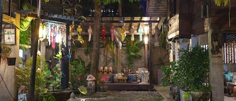 Vista frontal de la propiedad por la tarde o noche