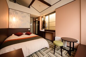 A hotel room with a large bed, a desk, a chair, and a small table. - Yubatake Souan (Kusatsu)