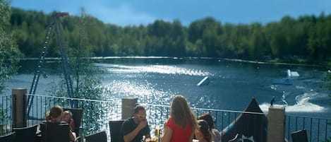 Frukost och lunch serveras, med utsikt mot stranden 