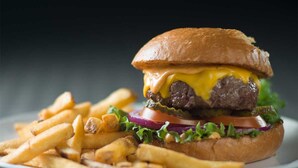 A burger with fries on a plate. - Wake Valley Camping (Ylojarvi)