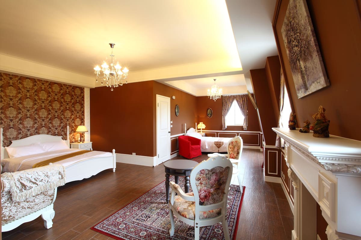 Deluxe Quadruple Room | Free cribs/infant beds, free WiFi, bed sheets