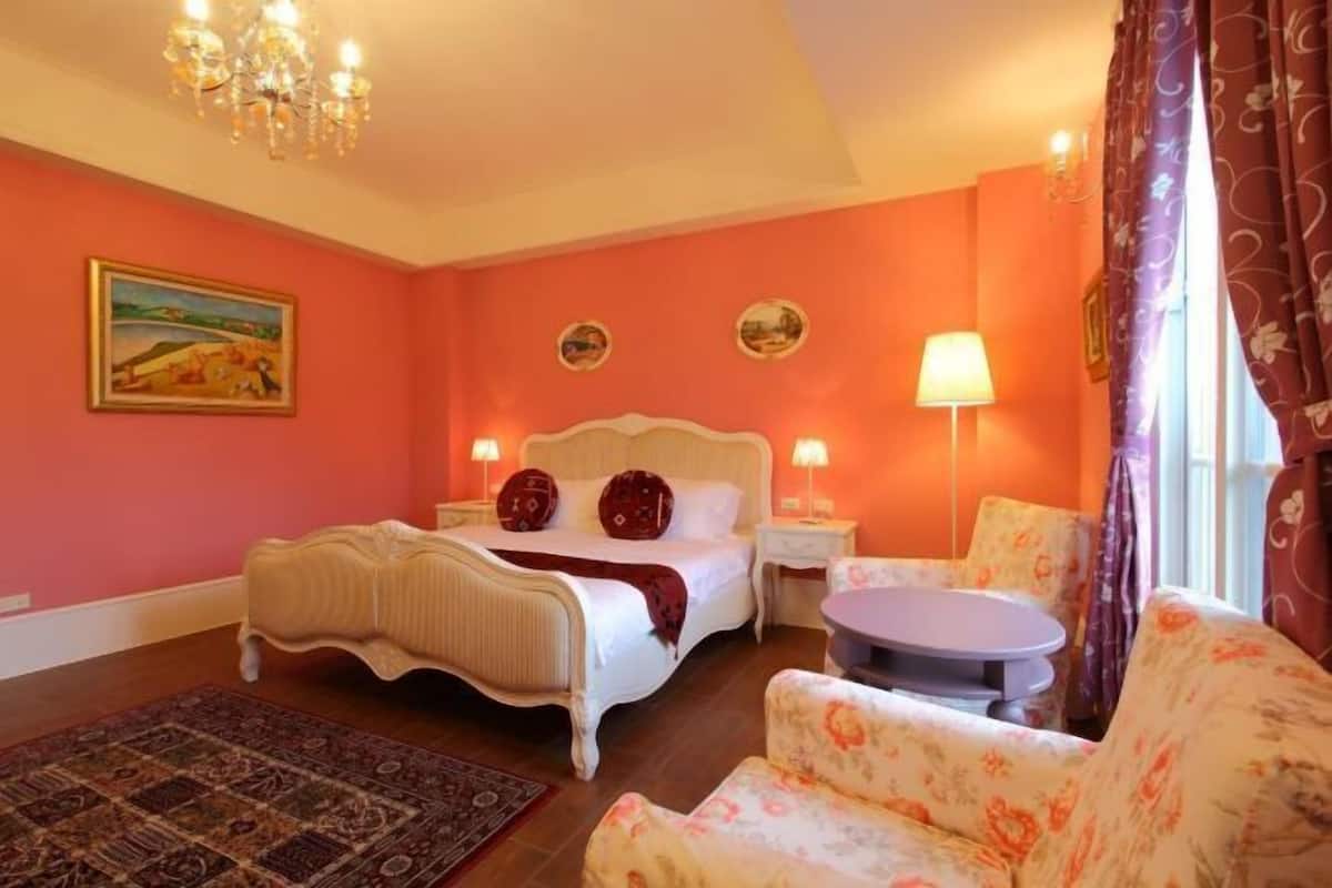 Cribs (free), WiFi (free), bed sheets