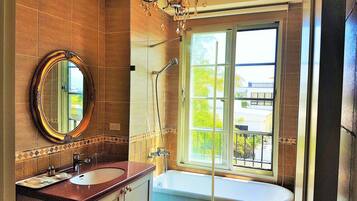 Standard Triple Room | Bathroom | Free toiletries, hair dryer, slippers, towels