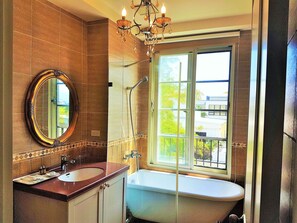 Standard Triple Room | Bathroom | Free toiletries, hair dryer, slippers, towels