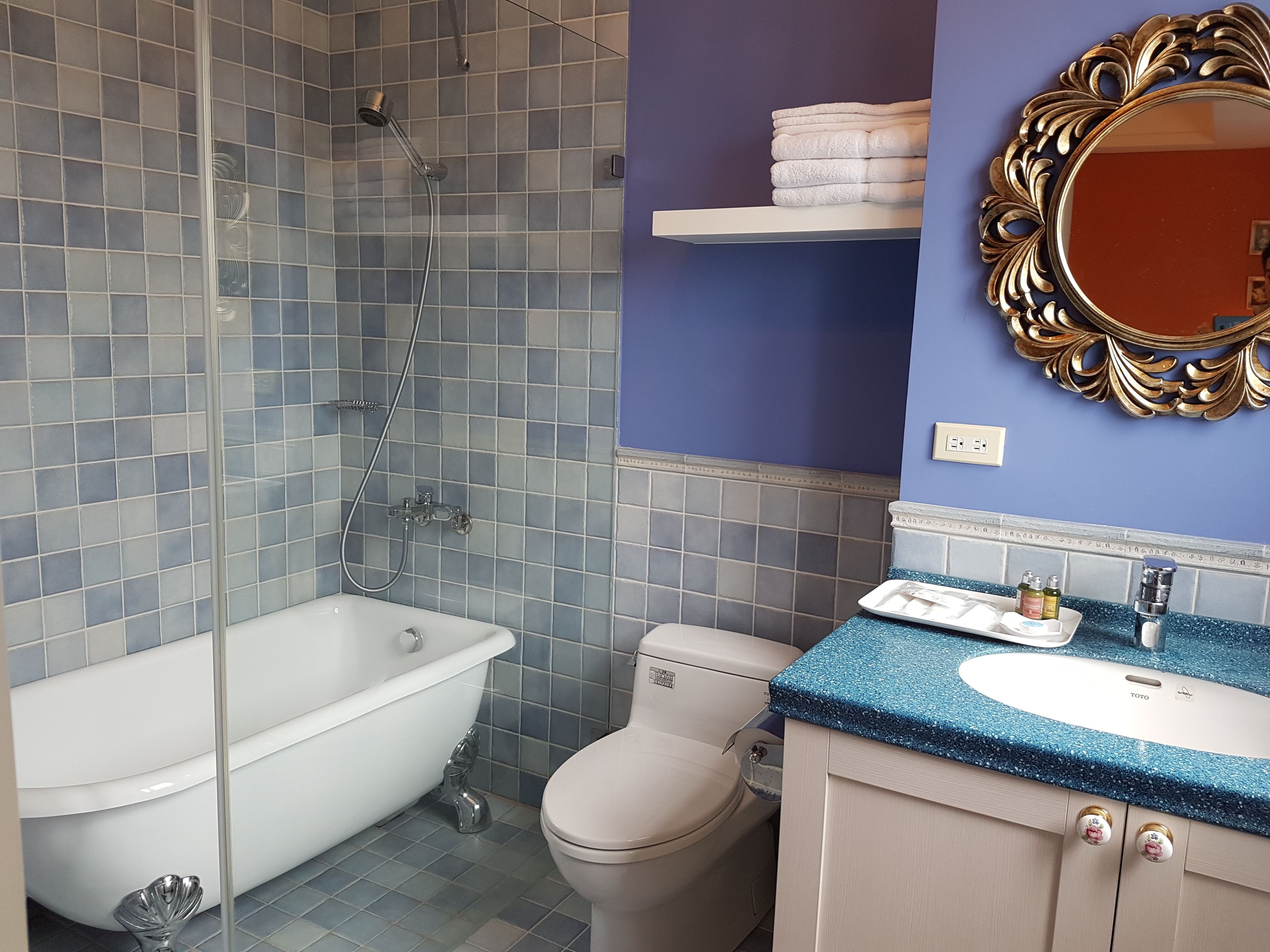 deluxe double room | deep-soaking bathtub