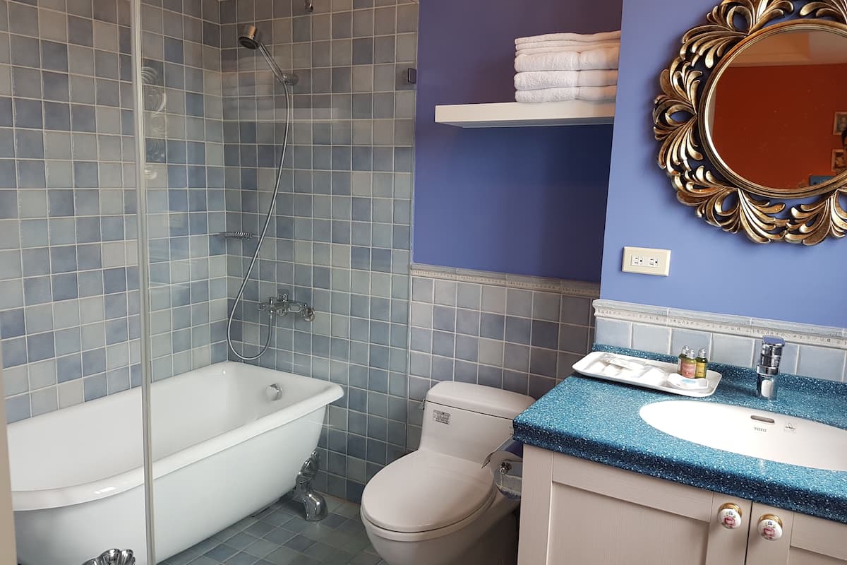 deluxe double room | deep-soaking bathtub