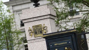 A stone pillar with a black lantern and a plaque with a gold emblem. - Haut-Rhin Villa (Zhuangwei)