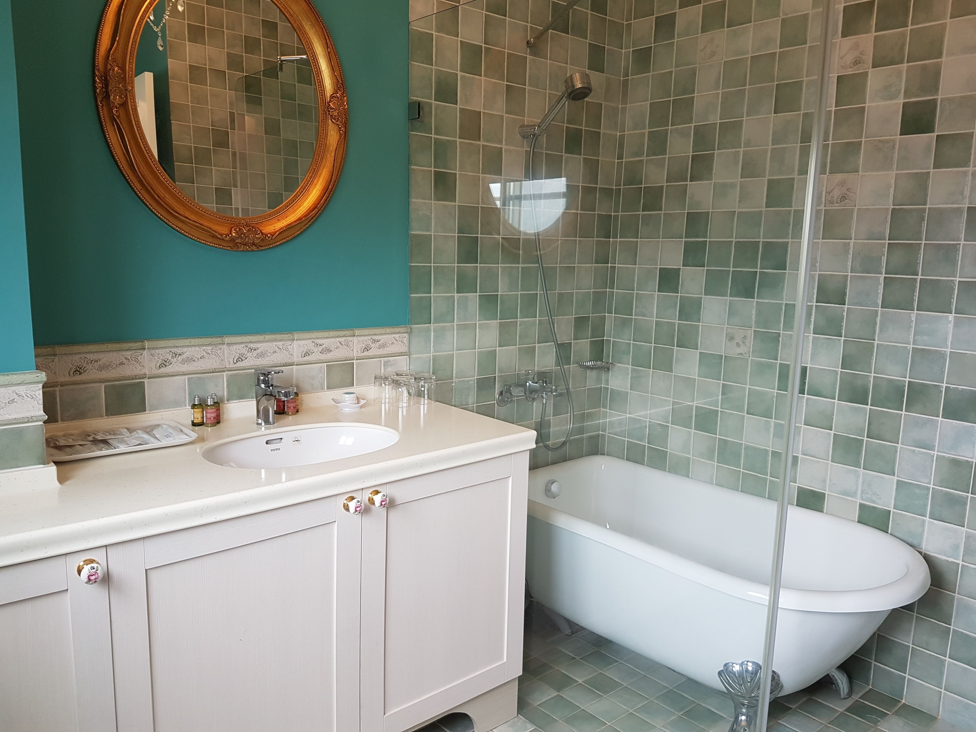 standard quadruple room | deep-soaking bathtub