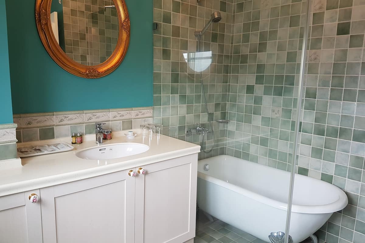 standard quadruple room | deep-soaking bathtub