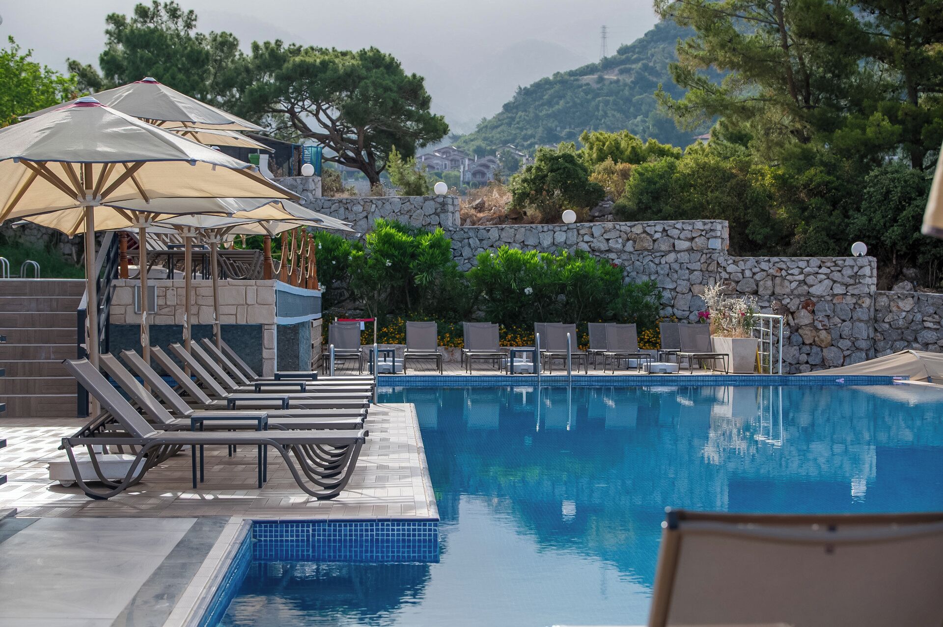 3 outdoor pools, an infinity pool, pool umbrellas, sun loungers