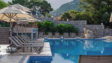 3 outdoor pools, an infinity pool, pool umbrellas, sun loungers