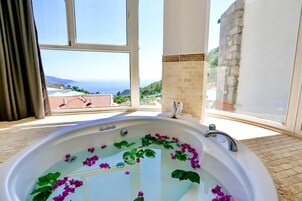 Tropical Jacuzzi Sea View Room | Banheira de hidromassagem