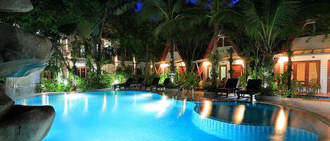 2 outdoor pools, sun loungers