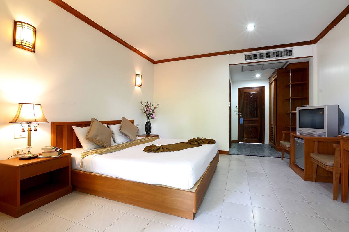 客房内保险箱、遮光窗帘、免费婴儿床、折叠床/加床（额外收费）