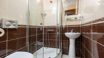 Quarto casal clássico | Banheiro | Chuveiro, produtos de toalete grátis, secador de cabelo, chinelos