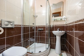 Classic Double Room | Bathroom | Shower, free toiletries, hair dryer, slippers - Nar Otel (Istanbul)