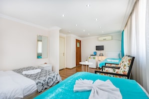 Family Room | Minibar, iron/ironing board, free WiFi, bed sheets - Nar Otel (Istanbul)