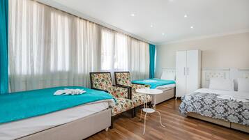 Quarto família | Frigobar, ferros/tábuas de passar roupa, Wi-Fi de cortesia