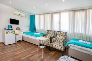 Family Room | Minibar, iron/ironing board, free WiFi, bed sheets - Nar Otel (Istanbul)