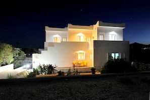Fachada da propriedade à noite