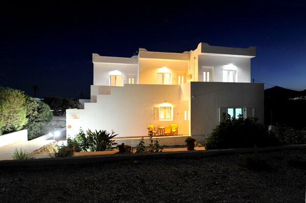 住宿正面 - 傍晚/夜晚