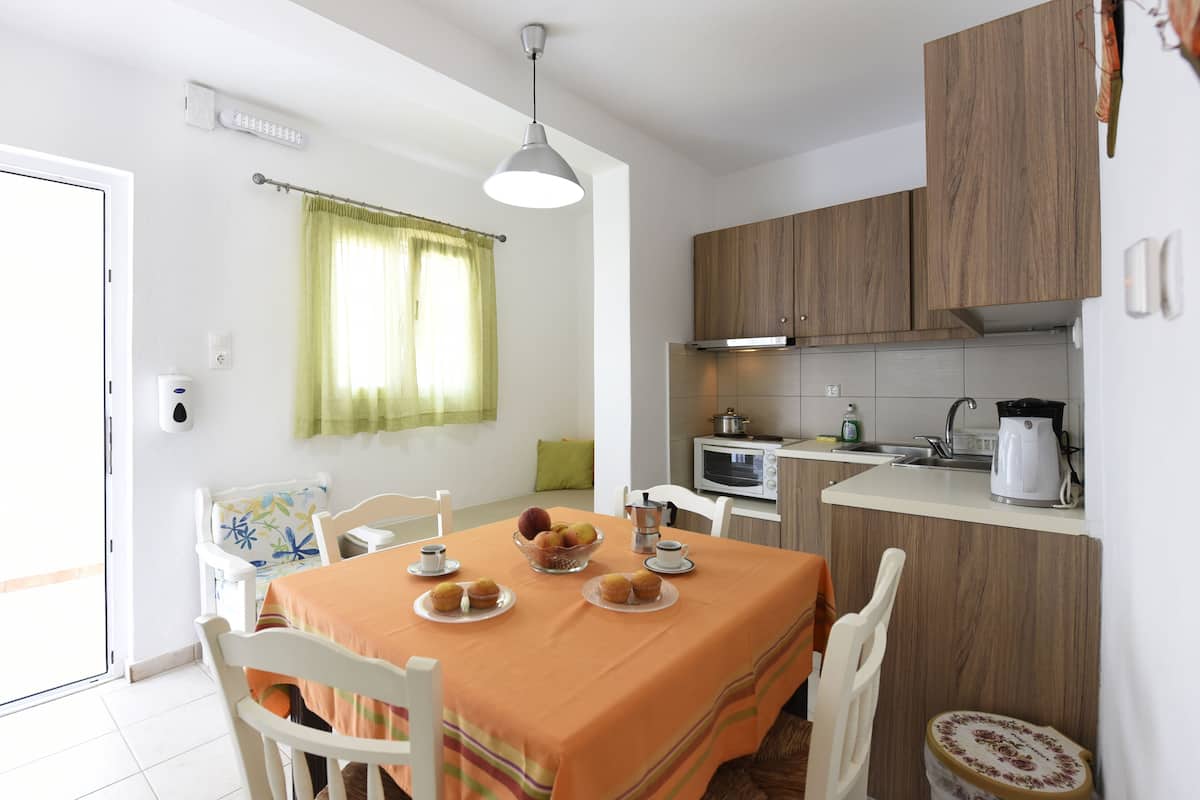 standard apartment | living room | 40-inch lcd tv with digital channels, tv