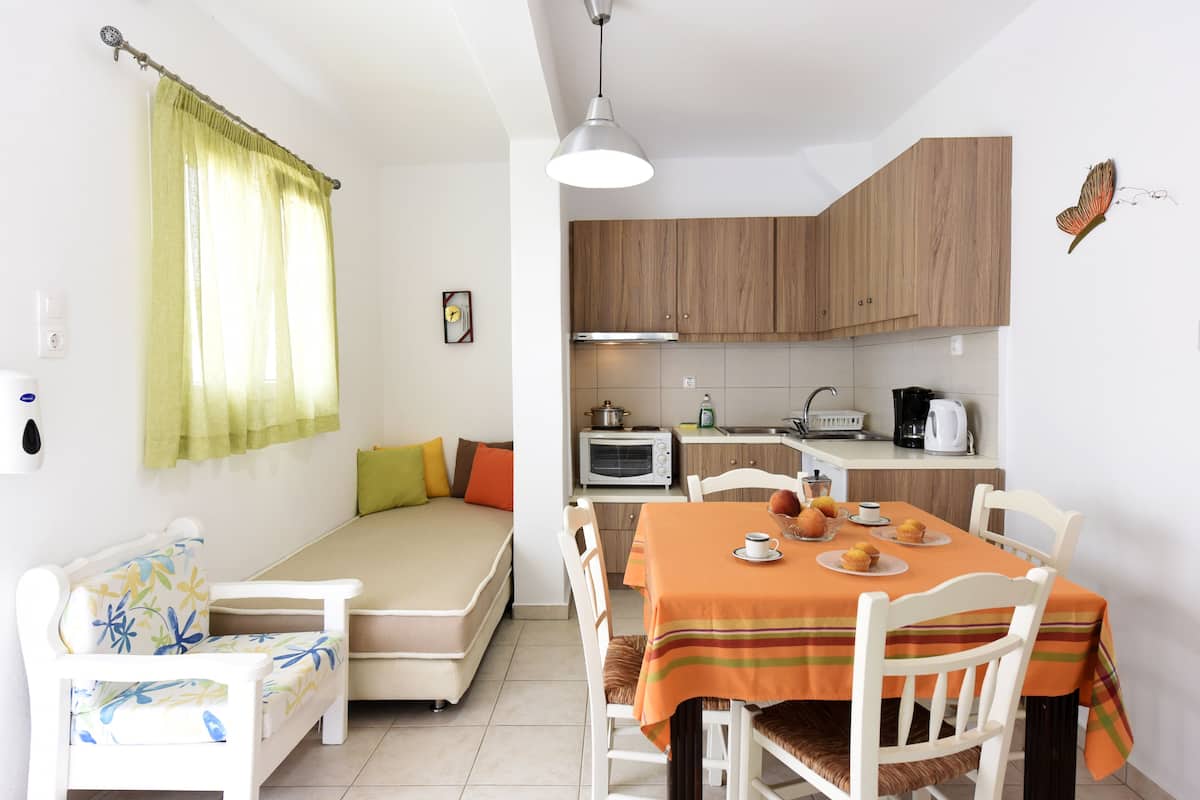 standard apartment | private kitchen | full-sized fridge, oven, stovetop, espresso maker
