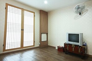 Ondol Room (3 persons) | Living area | Flat-screen TV - Mizo Hotel (Seoul)
