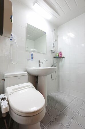 Standard Queen | Bathroom | Shower, free toiletries, hair dryer, bidet - Mizo Hotel (Seoul)