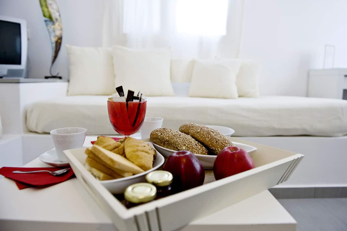 suite | living area | flat-screen tv