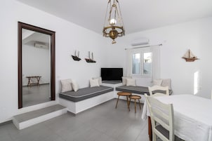 Premium bedding, in-room safe, individually decorated